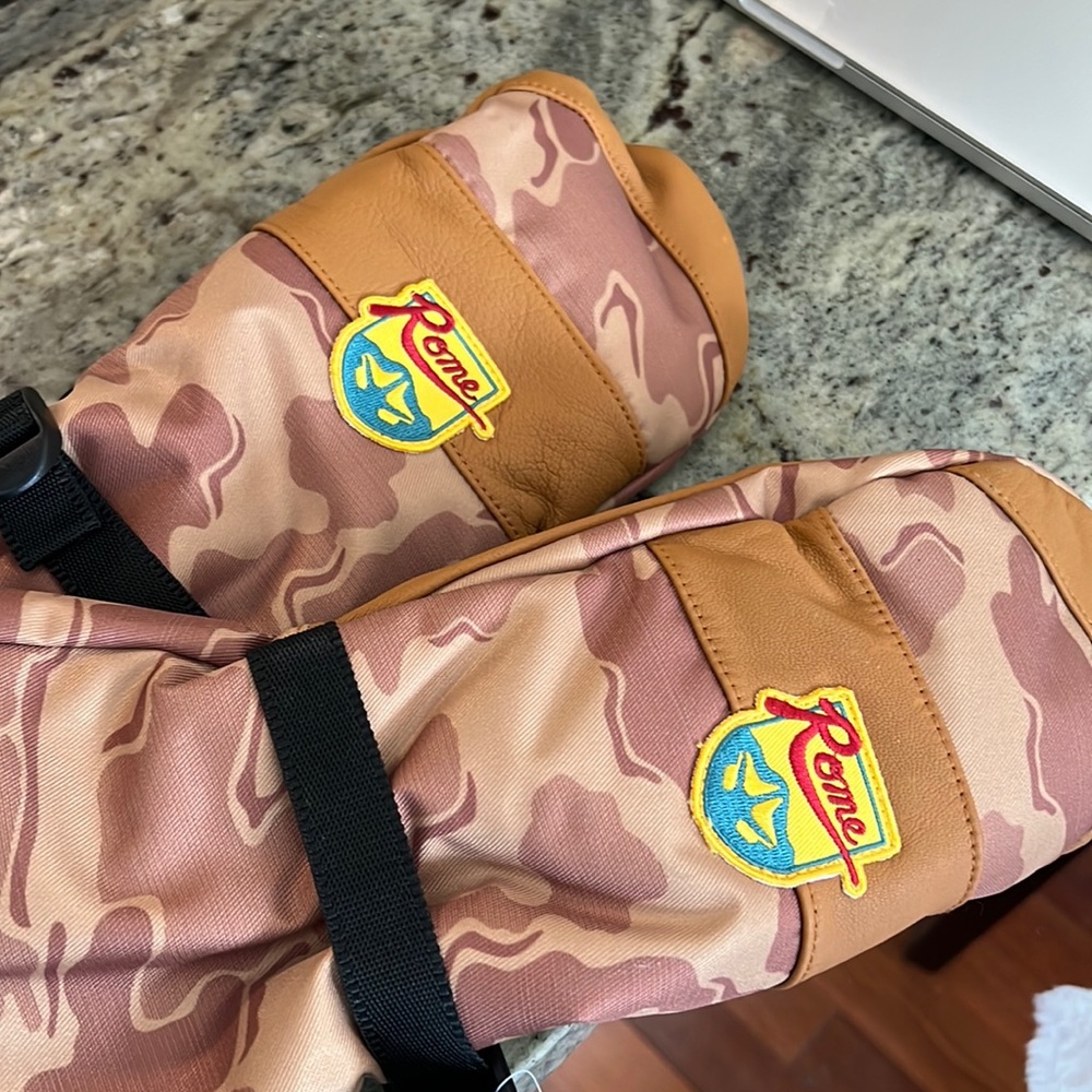 Brand new, tags still on. Rome SDS Bronson Mitt size XL